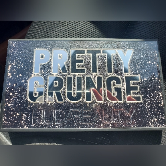 BNIB Huda Beauty Pretty Grunge Eyeshadow Palette - Picture 8 of 8